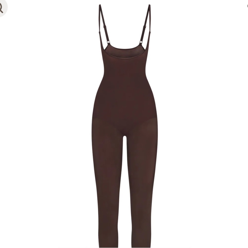 SKIMS EVERYDAY SCULPT OPEN BUST CATSUIT, Color espresso brown.